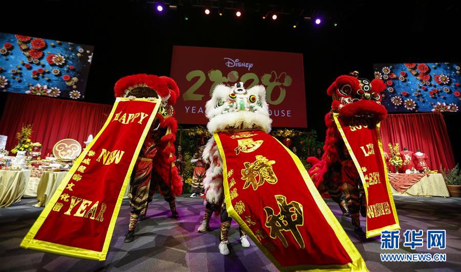 (國際·圖文互動(dòng))(2)通訊:美國迪士尼加州冒險(xiǎn)樂園紅紅火火迎鼠年