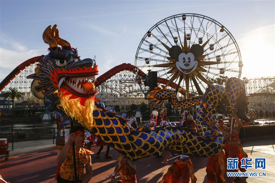 (國際·圖文互動(dòng))(3)通訊:美國迪士尼加州冒險(xiǎn)樂園紅紅火火迎鼠年