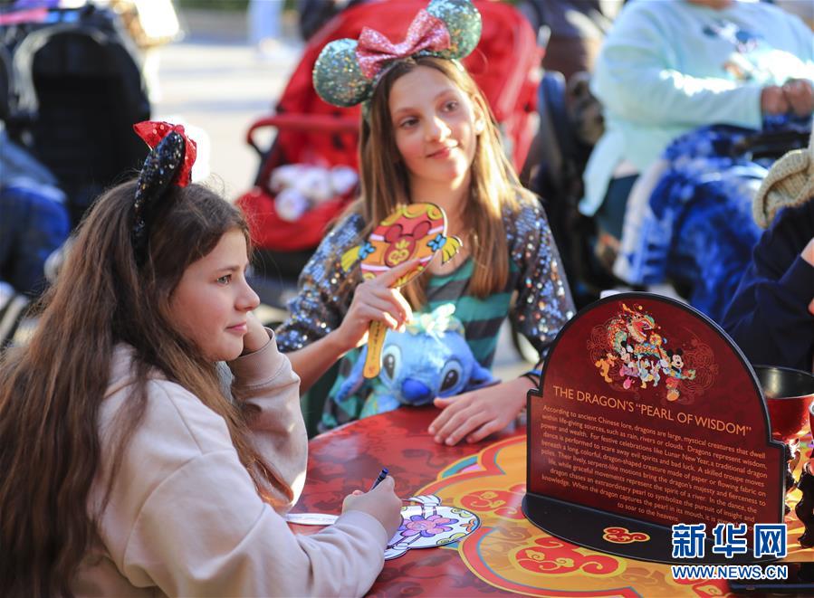 (國際·圖文互動(dòng))(5)通訊:美國迪士尼加州冒險(xiǎn)樂園紅紅火火迎鼠年