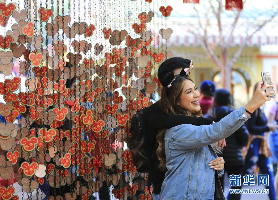 (國際·圖文互動(dòng))(6)通訊:美國迪士尼加州冒險(xiǎn)樂園紅紅火火迎鼠年