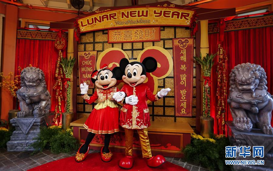 (國際·圖文互動(dòng))(7)通訊:美國迪士尼加州冒險(xiǎn)樂園紅紅火火迎鼠年