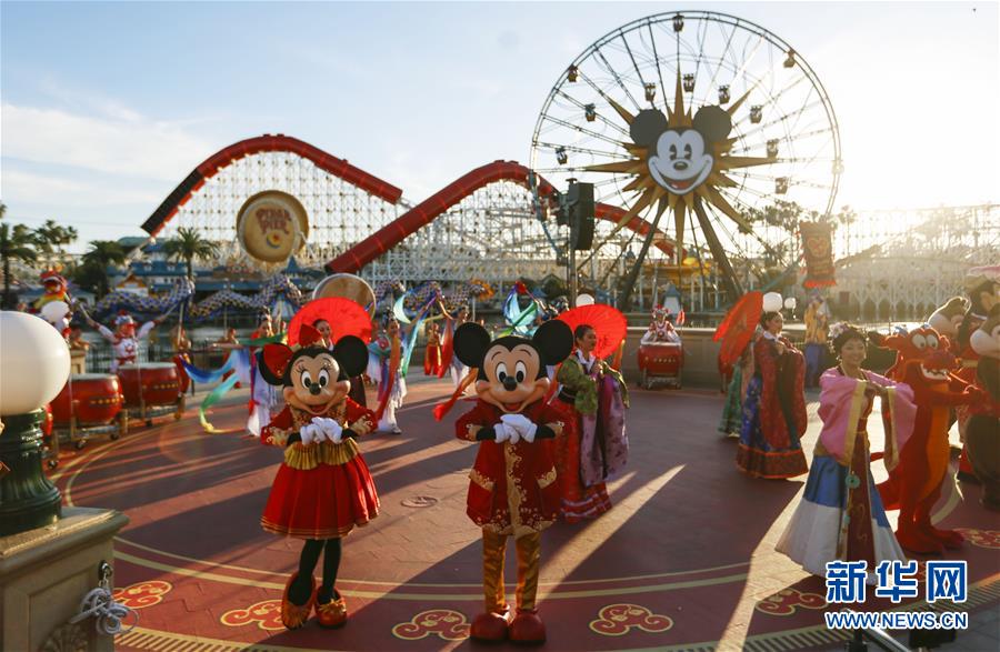(國際·圖文互動(dòng))(10)通訊:美國迪士尼加州冒險(xiǎn)樂園紅紅火火迎鼠年