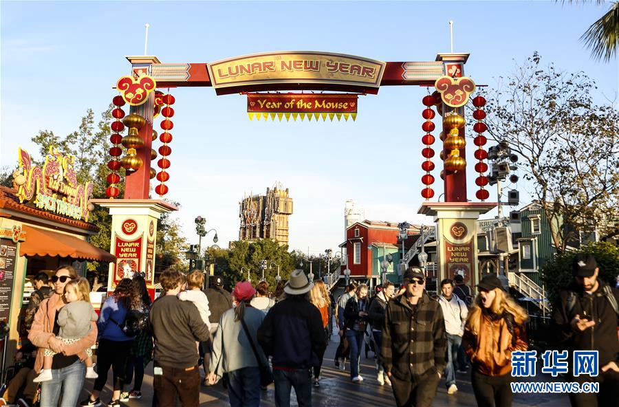 (國際·圖文互動(dòng))(11)通訊:美國迪士尼加州冒險(xiǎn)樂園紅紅火火迎鼠年