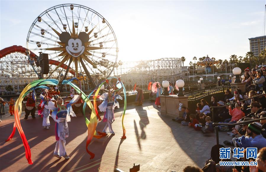 (國際·圖文互動(dòng))(12)通訊:美國迪士尼加州冒險(xiǎn)樂園紅紅火火迎鼠年