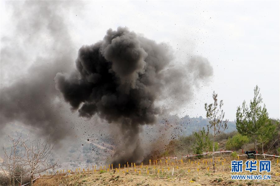 （國(guó)際&middot;圖文互動(dòng)）（4）通訊：&ldquo;中國(guó)軍人掃雷一如既往專業(yè)和敬業(yè)！&rdquo;&mdash;&mdash;記中國(guó)赴黎維和部隊(duì)完成&ldquo;藍(lán)線&rdquo;3個(gè)雷場(chǎng)清排任務(wù)