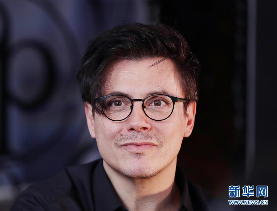 （國際&middot;圖文互動）（6）通訊：手牽手，我們共同驅(qū)散陰霾&mdash;&mdash;法國音樂人創(chuàng)作抗疫歌曲背后的故事