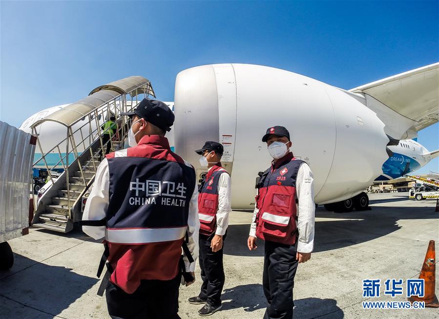 (國際疫情)(2)中國抗疫醫(yī)療專家組抵達菲律賓