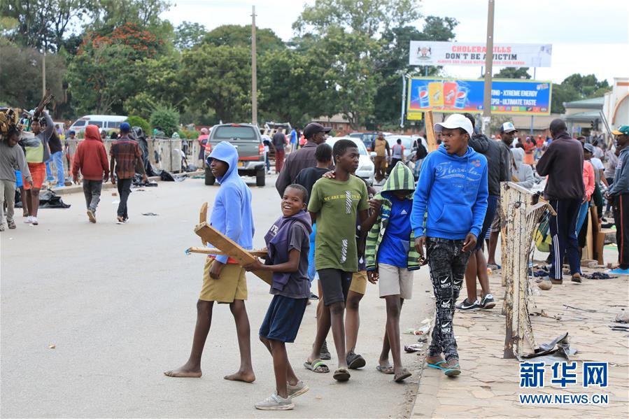 (國(guó)際疫情)(2)津巴布韋將“封城”措施延長(zhǎng)14天