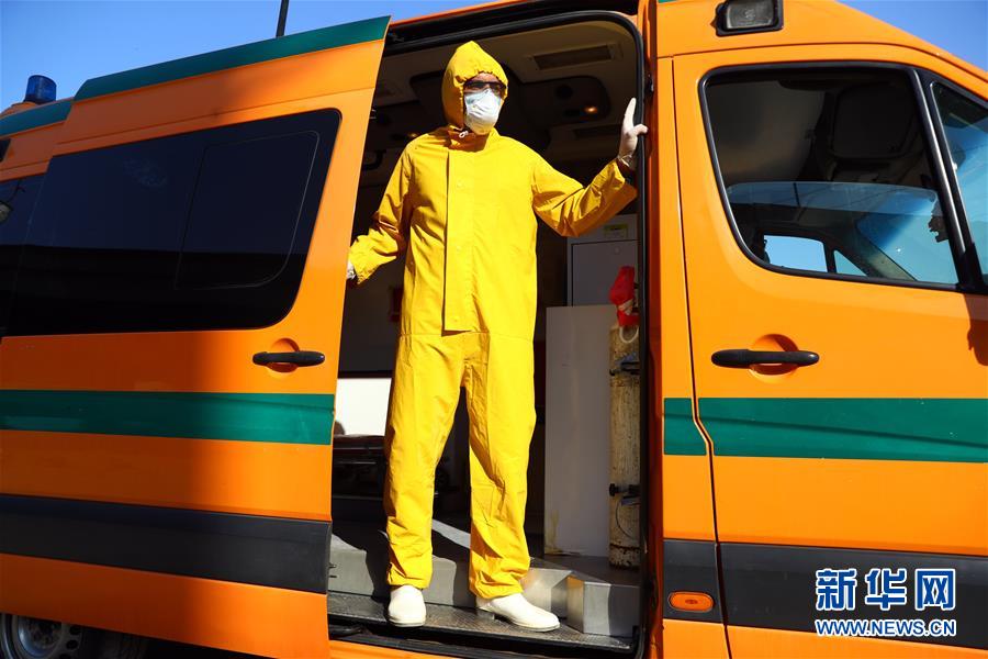 (國際疫情·圖文互動)(1)通訊:埃及救護(hù)車?yán)锏?ldquo;逆行者”