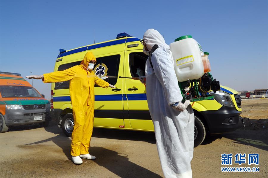 (國際疫情·圖文互動)(6)通訊:埃及救護(hù)車?yán)锏?ldquo;逆行者”