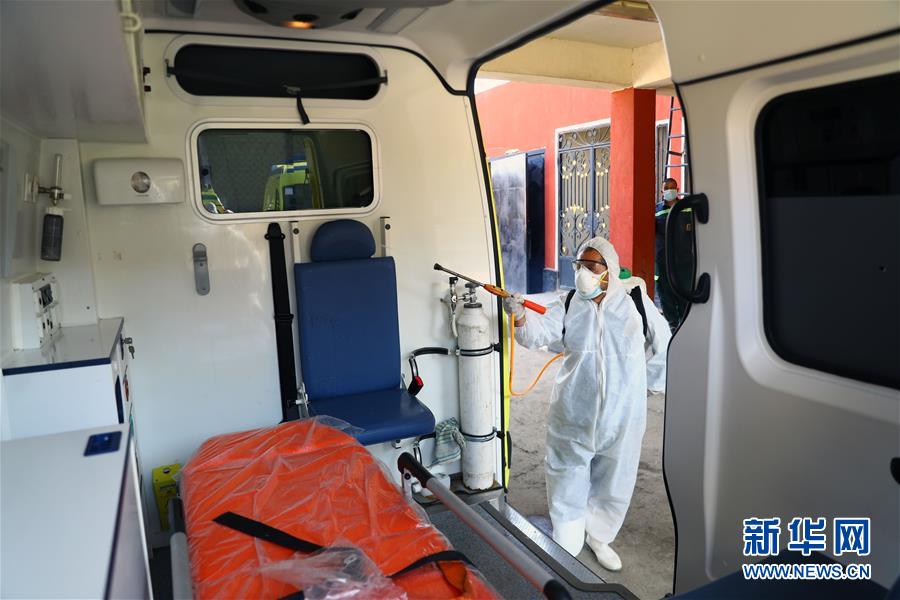 (國際疫情·圖文互動)(8)通訊:埃及救護(hù)車?yán)锏?ldquo;逆行者”