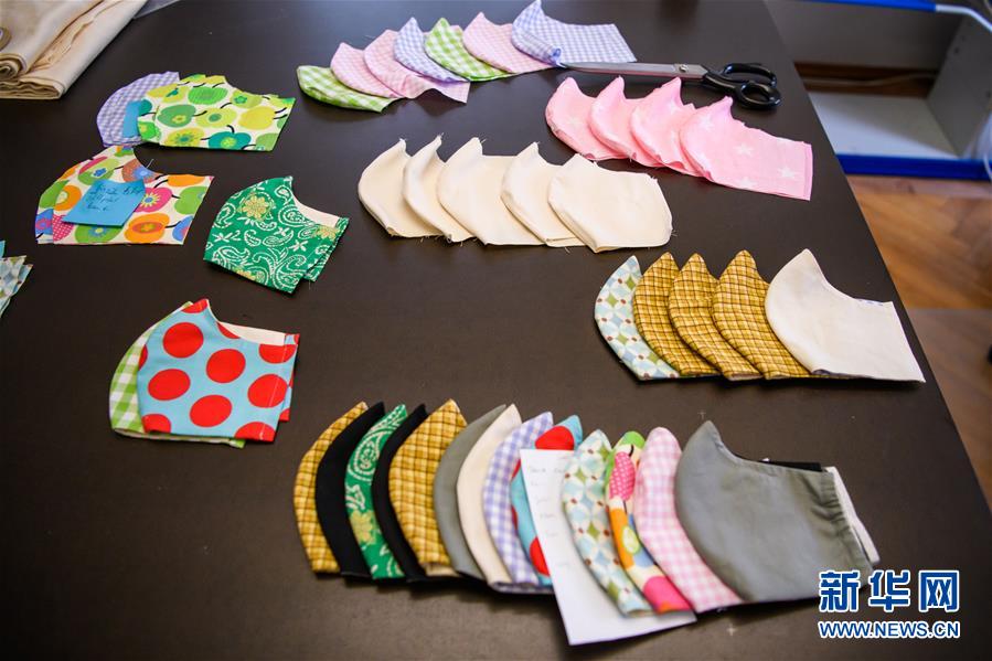 (國(guó)際疫情)(1)德國(guó)特勞恩施泰因:自制口罩