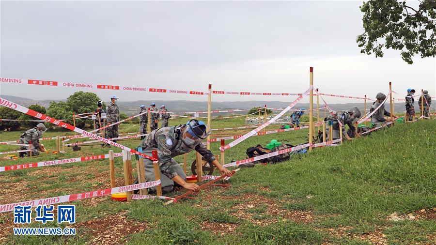 (國際·圖文互動(dòng))(3)通訊:“中國式掃雷精準(zhǔn)且高效”——記聯(lián)黎官員視察中國維和官兵“藍(lán)線”掃雷訓(xùn)練