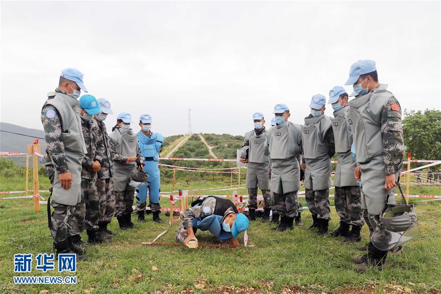 (國際·圖文互動(dòng))(4)通訊:“中國式掃雷精準(zhǔn)且高效”——記聯(lián)黎官員視察中國維和官兵“藍(lán)線”掃雷訓(xùn)練