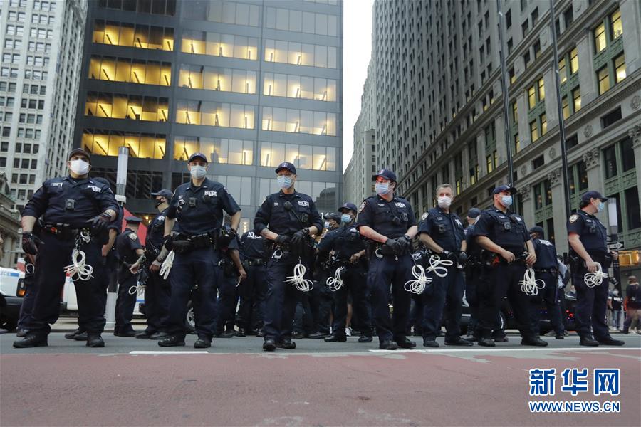 （國際）（5）美國警察執(zhí)法動(dòng)作不當(dāng)致一名非裔男子死亡 引發(fā)大規(guī)?？棺h