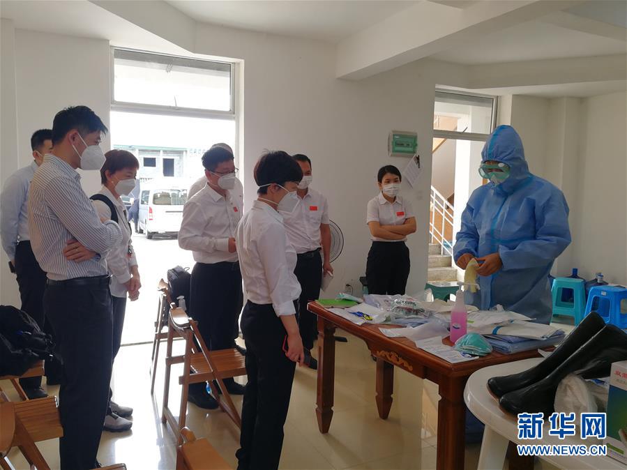 （國(guó)際疫情&middot;圖文互動(dòng)）（3）中國(guó)醫(yī)療專家組為赤道幾內(nèi)亞抗疫帶來&ldquo;希望之光&rdquo;