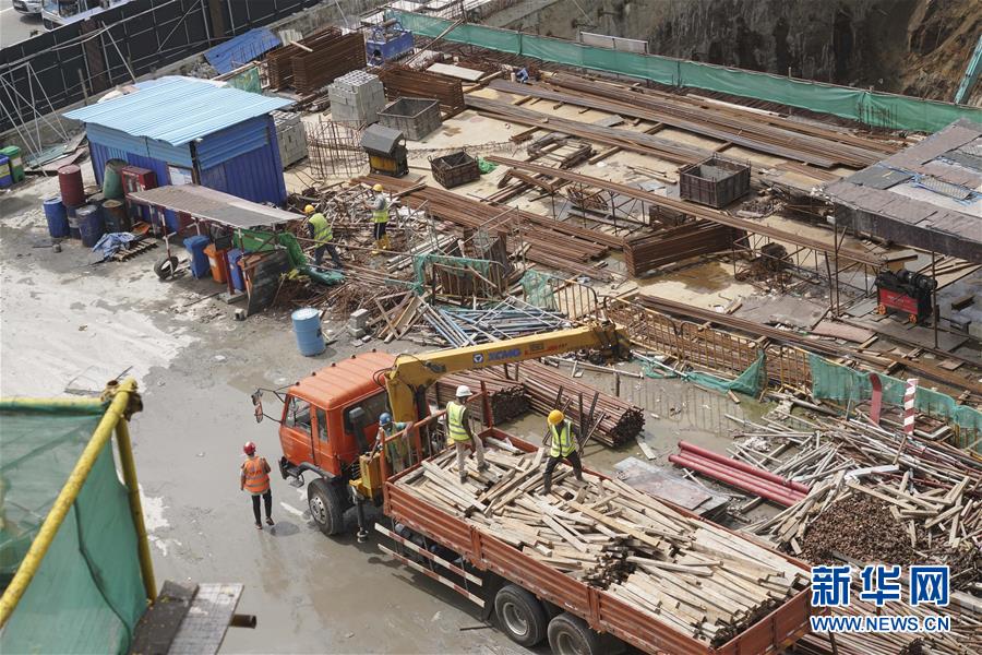 (國際·圖文互動)(1)中國港灣科倫坡房建項(xiàng)目復(fù)工目擊記
