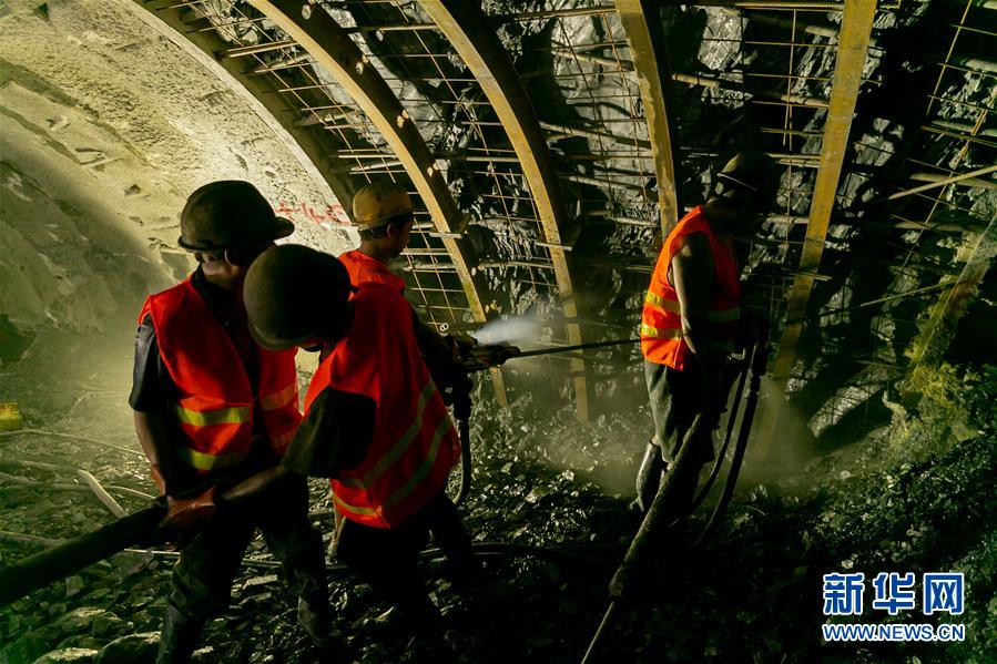 (國際)(1)中老鐵路全線隧道實(shí)現(xiàn)貫通