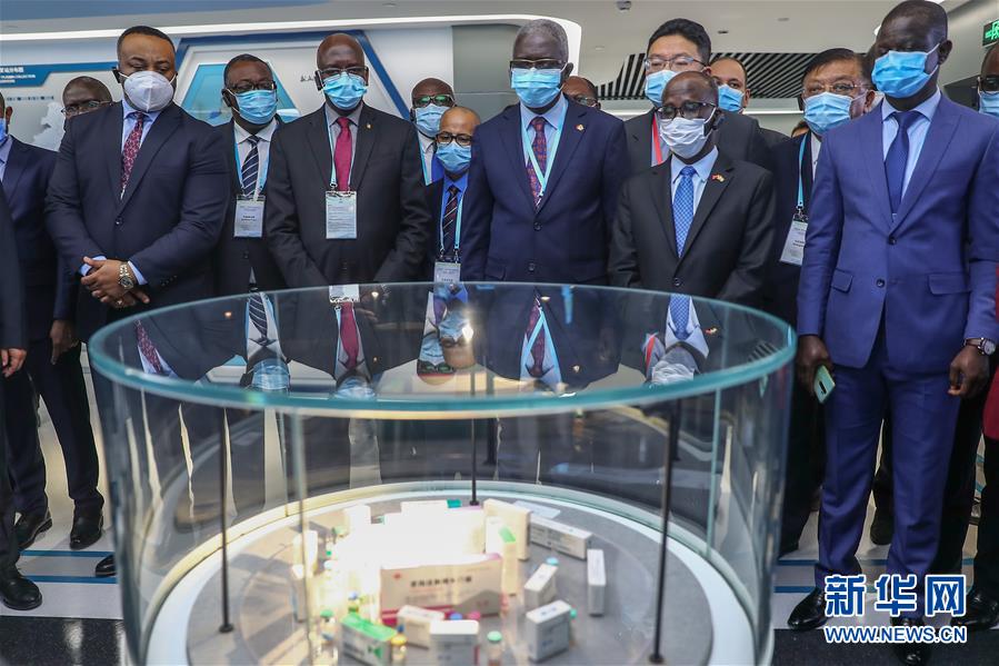 (圖文互動(dòng))(2)“中國(guó)承諾從不落空”——記非洲使節(jié)參觀國(guó)藥集團(tuán)了解新冠疫苗研發(fā)