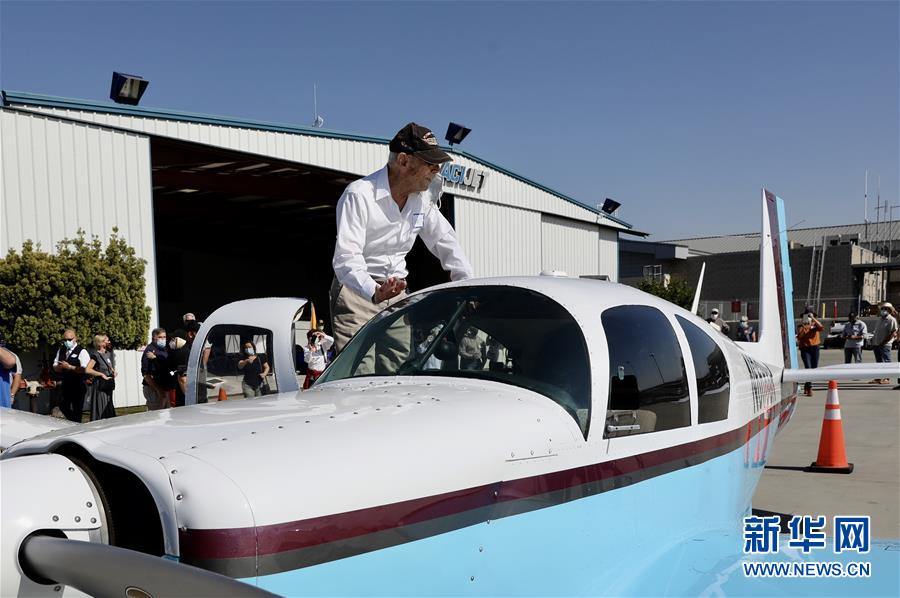 (國際·圖文互動(dòng))(9)“飛虎隊(duì)”百歲老兵駕機(jī)重上藍(lán)天