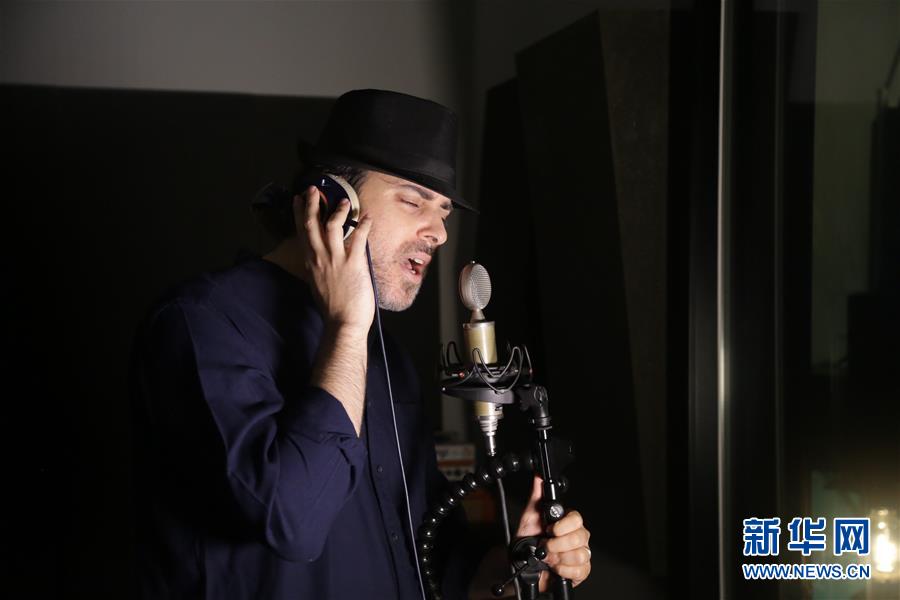 (海外抗疫故事·圖文互動(dòng))(3)通訊:用原創(chuàng)音樂(lè)支持中國(guó)抗擊新冠疫情的以色列歌手