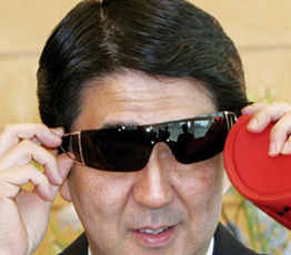 2015，安倍會繼續(xù)"暴走"嗎？