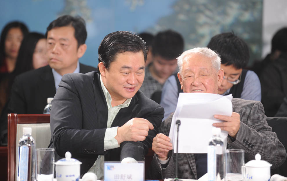 新華網(wǎng)董事長、總裁田舒斌與軍事科學(xué)院原副院長糜振玉在現(xiàn)場交流