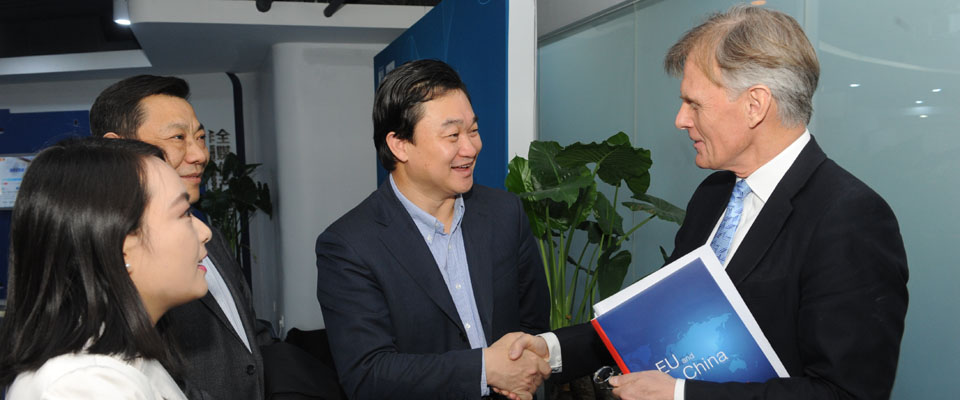 新華網董事長、總裁田舒斌會見丹麥駐華大使裴德盛