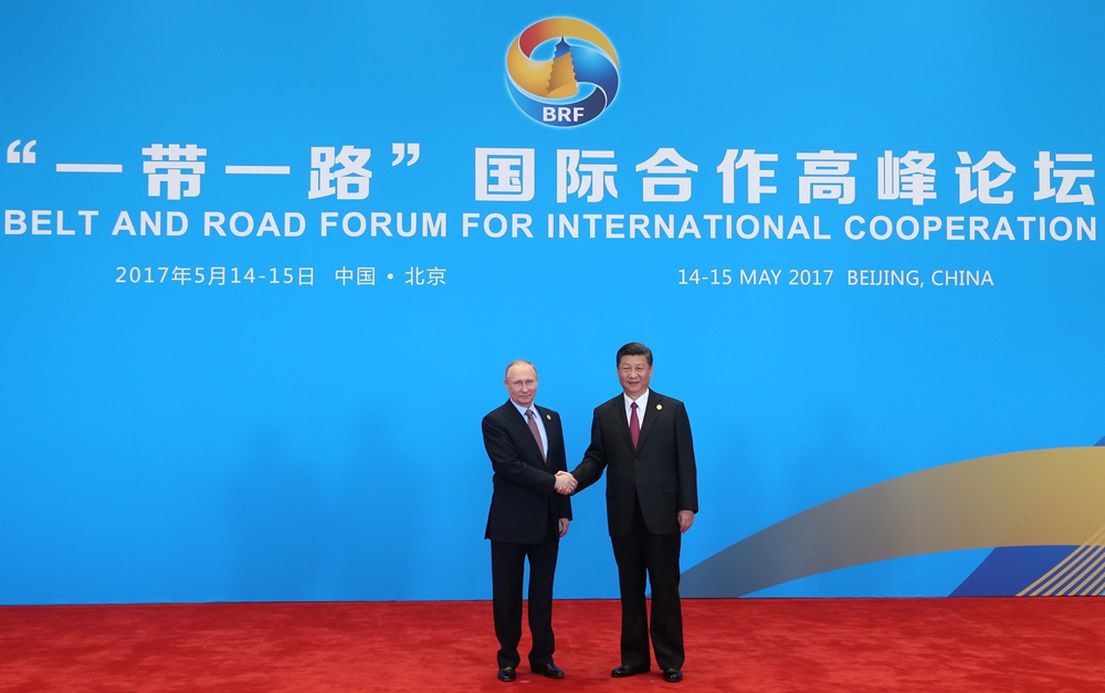 習(xí)近平迎接出席&ldquo;一帶一路&rdquo;國際合作高峰論壇圓桌峰會(huì)的領(lǐng)導(dǎo)人和國際組織負(fù)責(zé)人