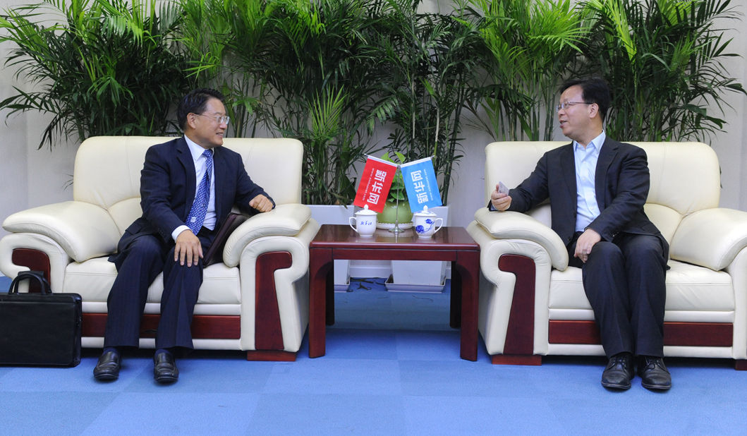新華網黨委常委、副總編輯劉加文在訪談前會見李勇
