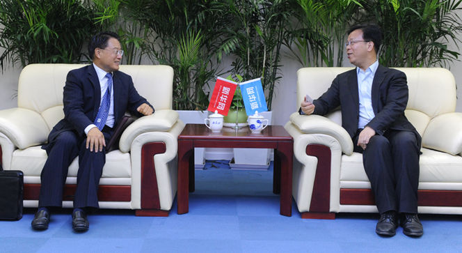 新華網黨委常委、副總編輯劉加文在訪談前會見李勇