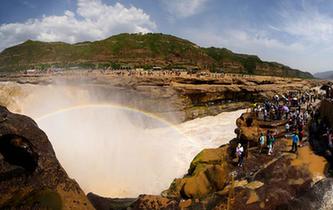 壺口瀑布現(xiàn)&ldquo;大河流金&rdquo;景觀