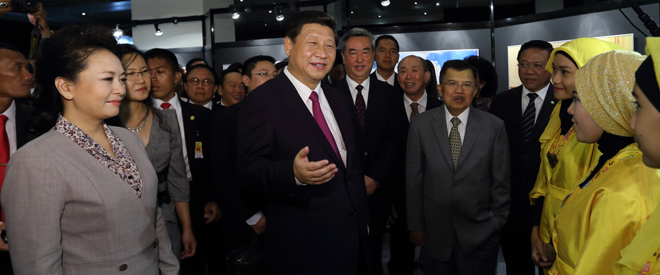 習(xí)近平參觀&ldquo;中印尼友好&rdquo;圖片展