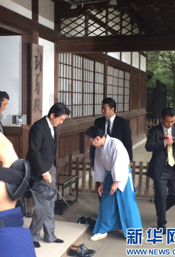 安倍為何不顧?quán)彿磳Γ瑘?zhí)意參拜？