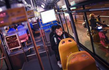 夜深了，他們還沒睡