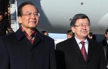 溫家寶抵達(dá)比什凱克出席上合組織成員國(guó)總理會(huì)議并正式訪(fǎng)問(wèn)吉爾吉斯斯坦