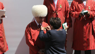 土庫(kù)曼斯坦總統(tǒng)獲&ldquo;人民養(yǎng)馬師&rdquo;稱號(hào) （高清組圖）