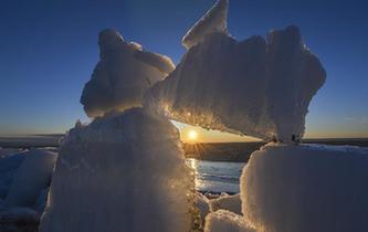 新疆烏倫古湖出現(xiàn)&ldquo;風(fēng)積冰山&rdquo;景觀